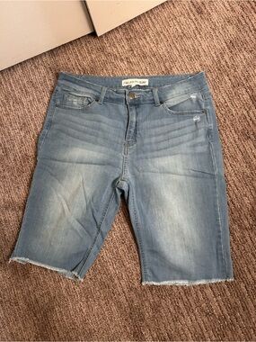 Light Wash Frayed Hem Denim Shorts